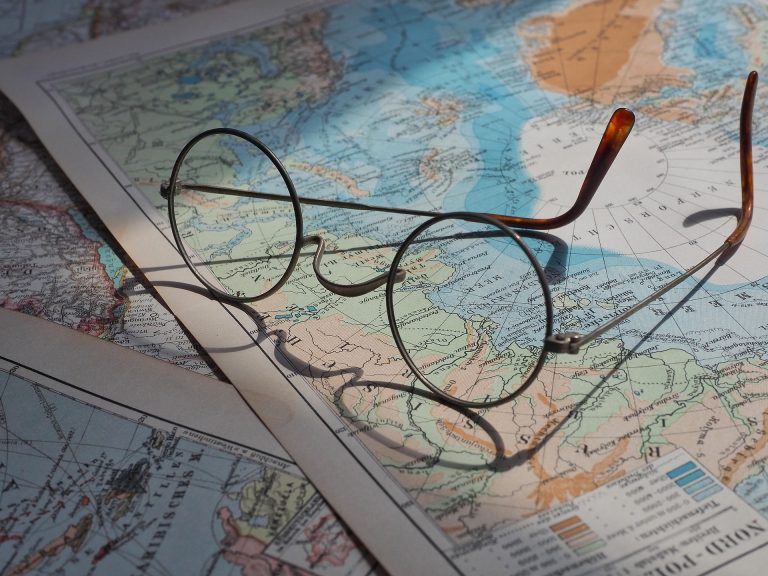 Returning expat reviewing calendar and UK tax residency day count rules